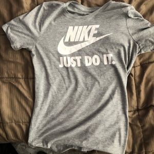 Nike dri fit short sleeve shirt 🤍